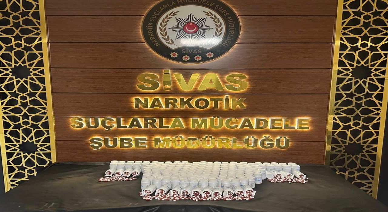 Sivasta gerçekleşen narkotik operasyonda 8 bin sentetik ecza ele geçirildi.
