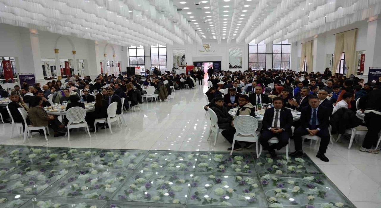 Sivasta öğrenciler, meslek sektörleri temsilcileri ile buluştu