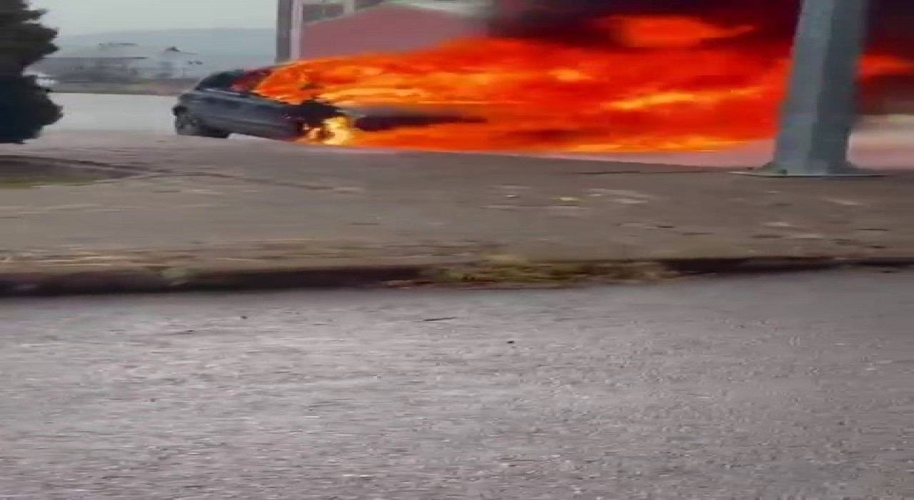 Sivasta yanan araç, alev topuna döndü