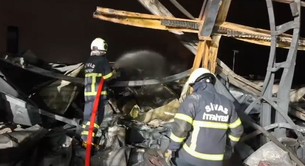 Sivastan Kırıkkaleye giden itfaiye ekipleri, fabrika yangını için söndürme çalışmalarına destek verdi