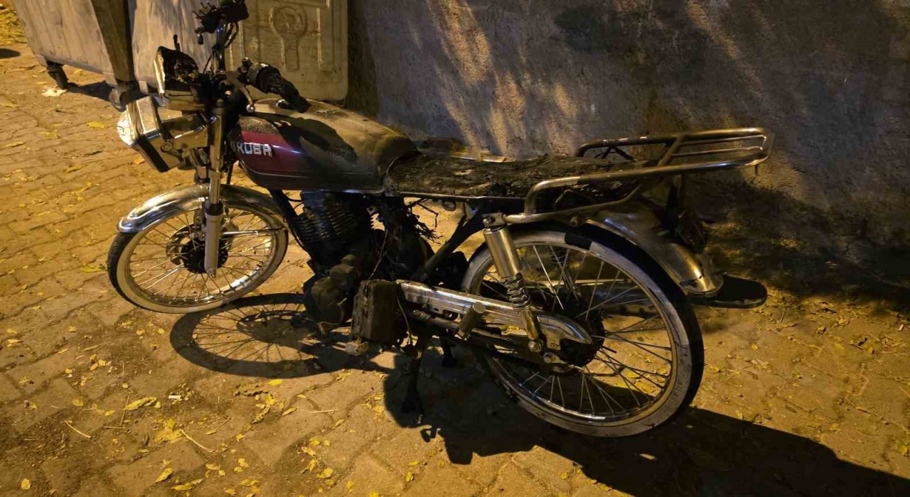 Siverekte apartmanın girişine park edilen motosiklet yandı