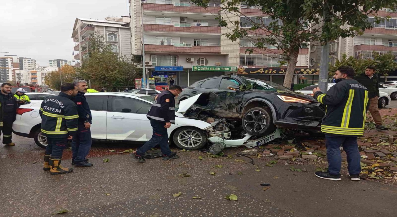 Siverekte otomobiller çarpıştı: 2 yaralı