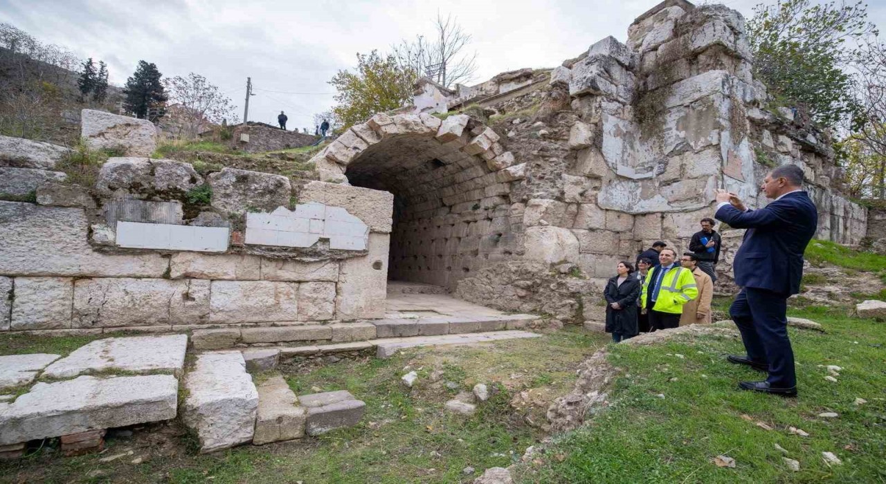 Smyrna Tiyatrosu gün yüzüne çıkıyor