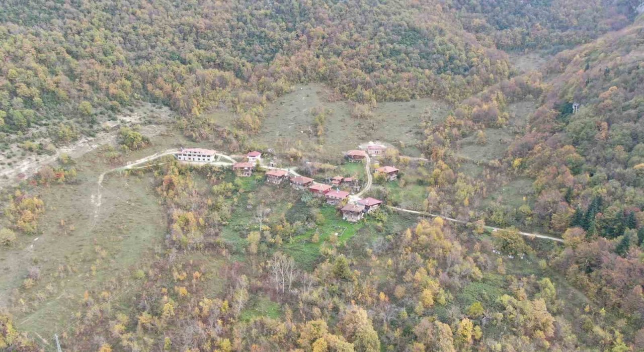 Sonbahara bürünen ormanlar ve çam kokulu evler mest ediyor