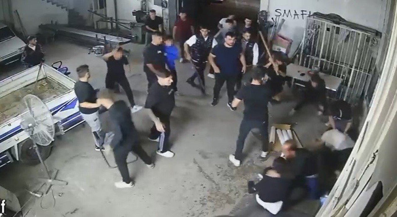 Sopa, kürek ve av tüfekli meydan savaşını andıran kavga kamerada