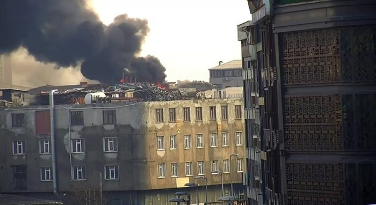 Sultangazi Cebeci Mahallesinde bir binanın çatısında yangın çıktı. Can pazarının yaşandığı yangına itfaiye ekipleri müdahale ederken, bölgeye çok sayıda ekip sevk edildi.