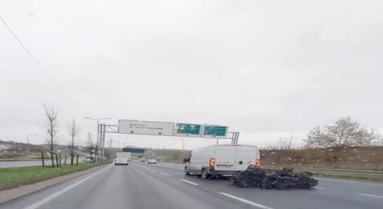 Sultangazide bu kadarına da pes dedirten görüntü: Aracın arkasına bağladığı onlarca kasayla böyle yol aldı