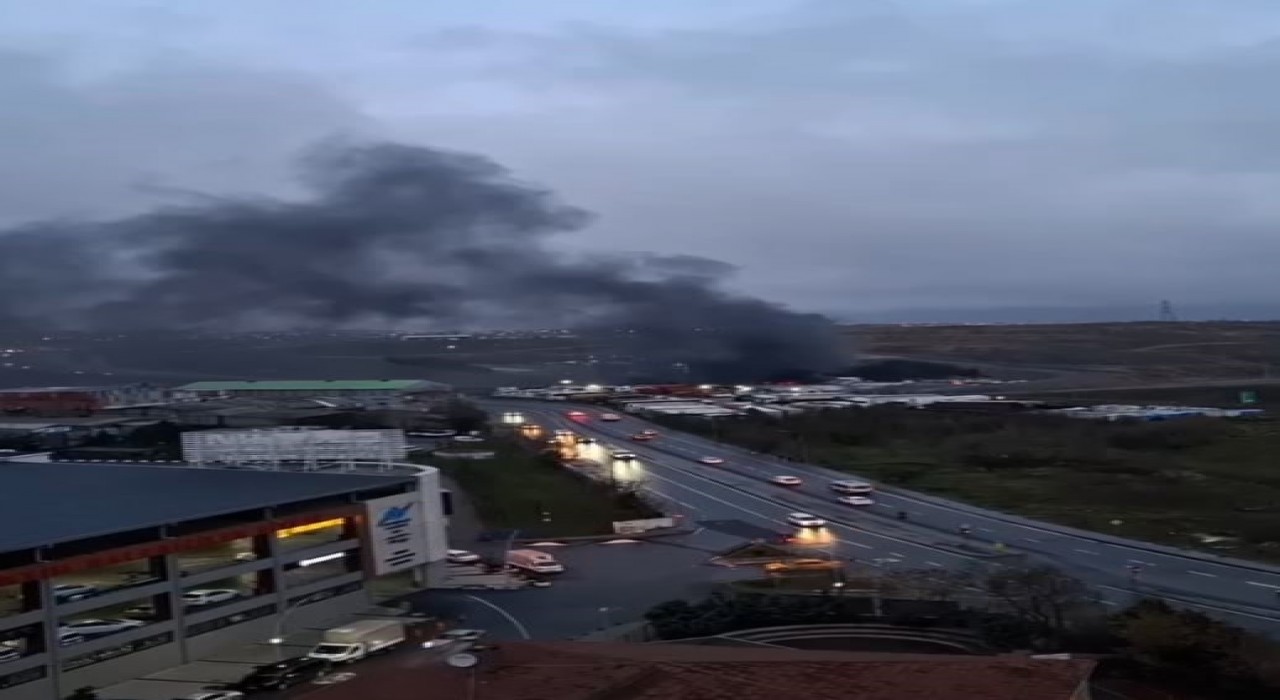 Sultangazideki su dolum tesisinde yangın çıktı