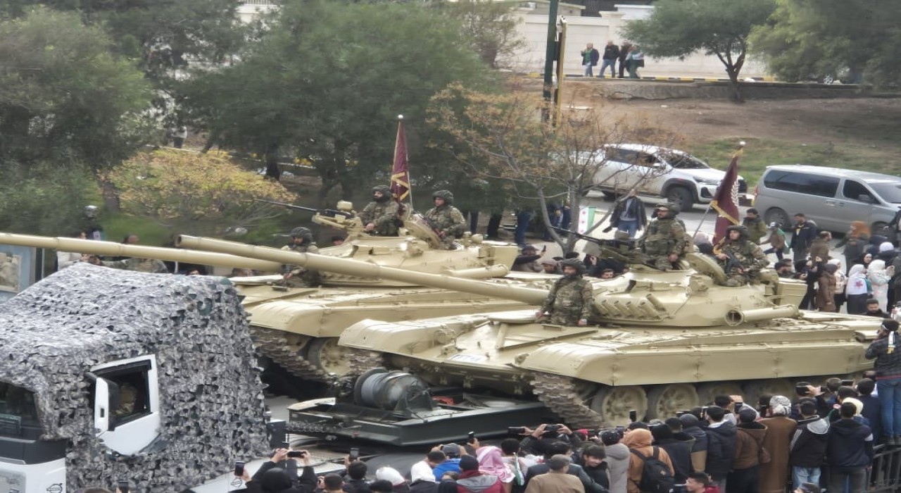 Suriyede Esadın devrilmesinin yıl dönümünde yeni ordudan askeri geçit töreni