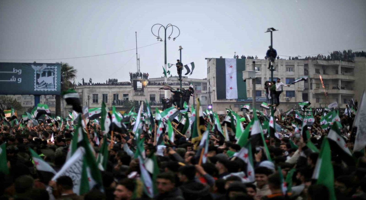 Suriyeliler Esad rejiminin devrilmesinin 1inci yıl dönümünü Emevi Meydanında kutladı