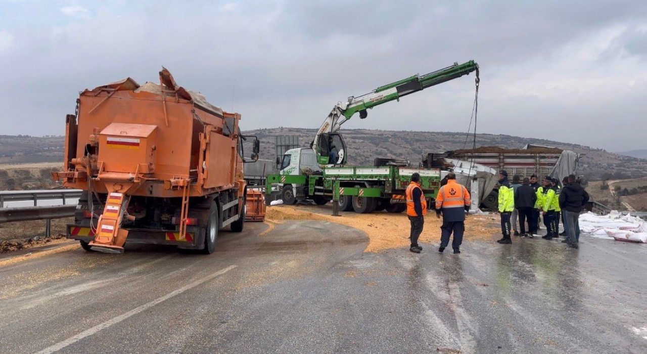 TAG Otoyolunda yanan tırlar kaldırıldı, yol trafiğe açıldı