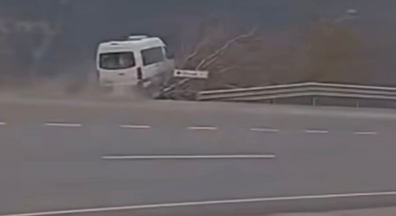 Tarım işçilerini taşıyan minibüsün şarampole uçtuğu kaza kamerada