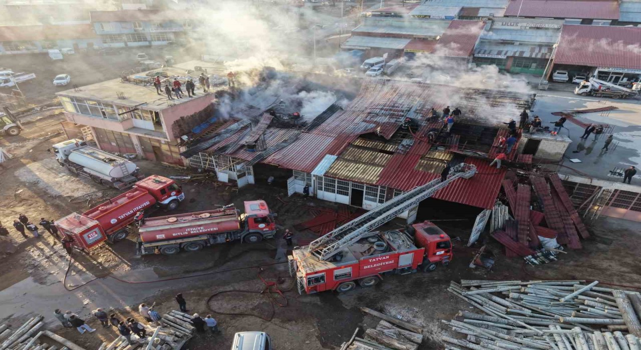 Tatvanda kereste dükkanında yangın