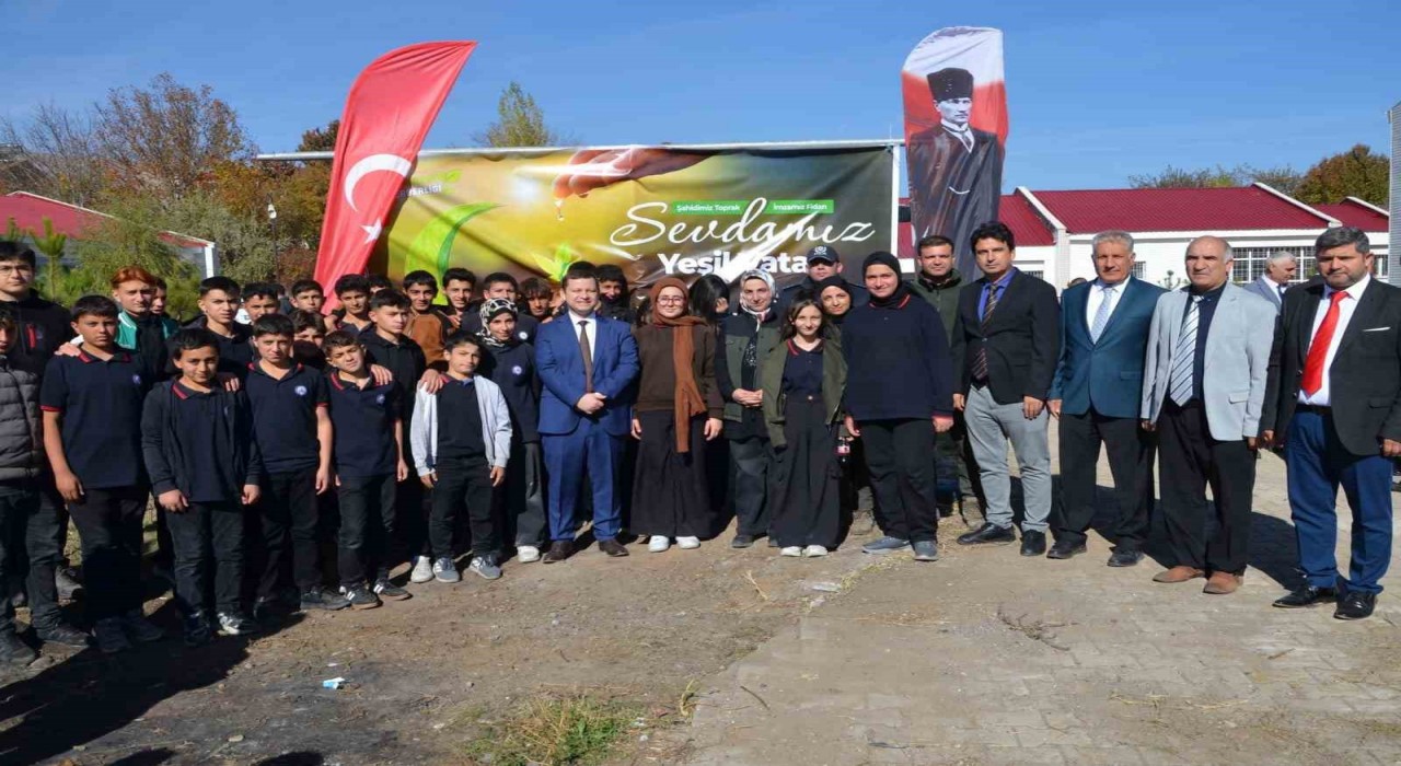 Tatvanda okul bahçeleri fidanlarla yeşilleniyor