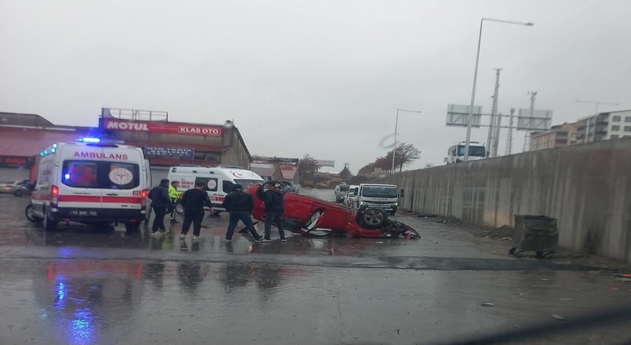 Tatvanda otomobil köprülü kavşaktan uçtu: 2 yaralı