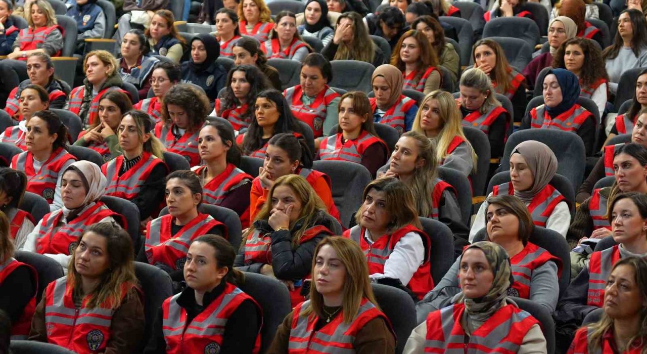 Tekirdağda kadın polisler Kadın Yasal Hakları Eğitimi konferansında bilgilendirildi