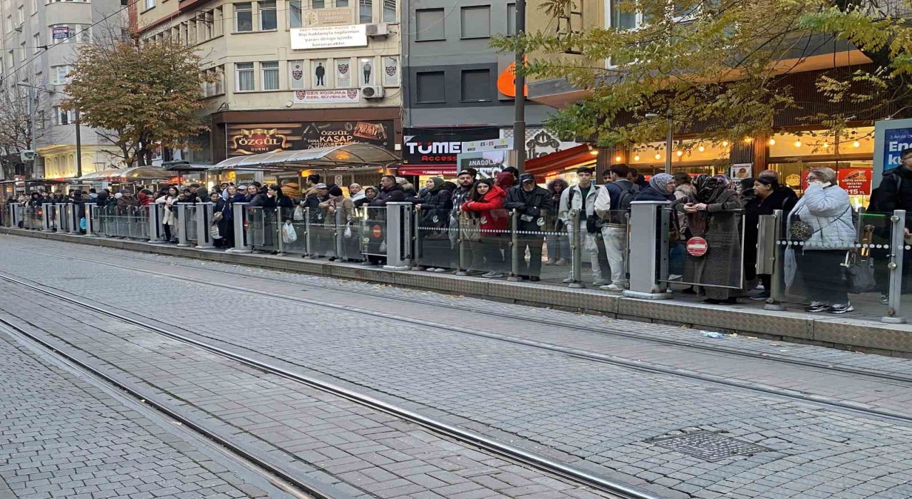 Teknik arıza sebebiyle tramvay seferleri aksadı, duraklarda yoğunluk oluştu