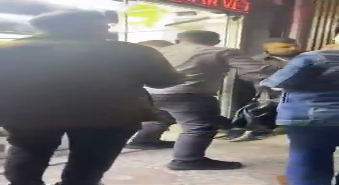 Telefoncuda çıkan tartışmaya çevre esnaf müdahale etti