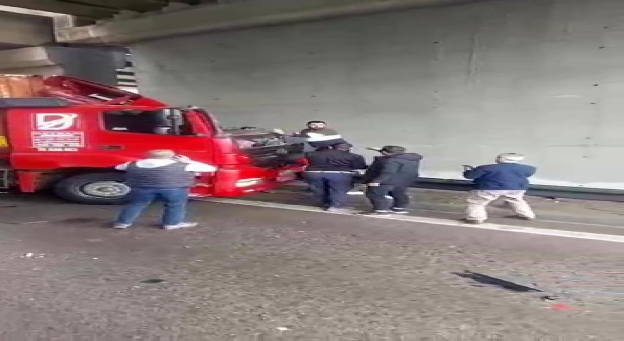 TEMde korkunç kaza: Kendi kullandığı tırın altında can verdi