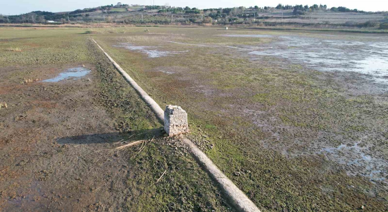 Terkos Gölünde su çekilince tarihi su kanalları gün yüzüne çıktı
