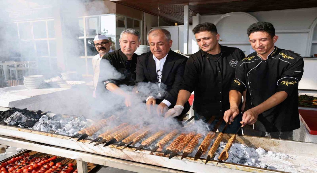 Tescilli Adana Kebabı Ustalık Eğitimini 12si kadın 50 kursiyer başarıyla tamamladı
