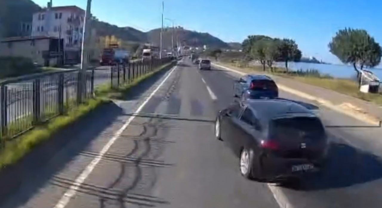Trabzonda kazaya davetiye çıkartan yollar ve sürücüler araç kameralarına yansıdı