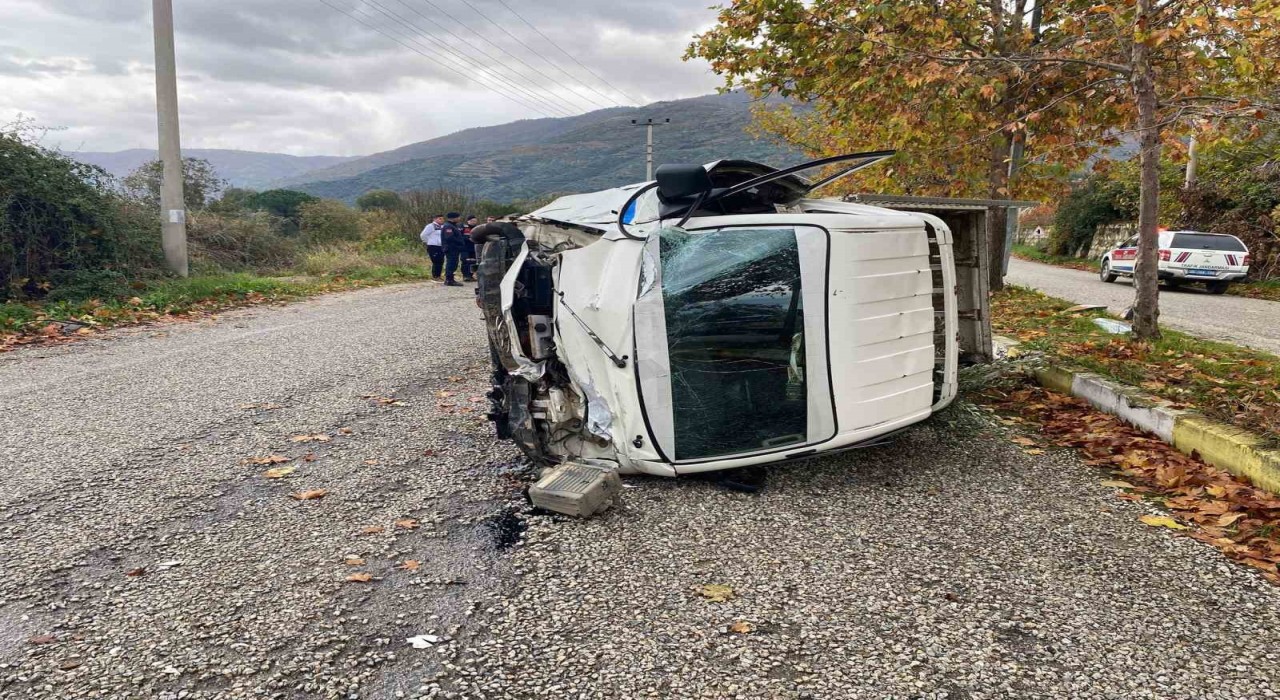 Traktöre çarpmamak için manevra yaptı, devrilen kamyonette yaralandı