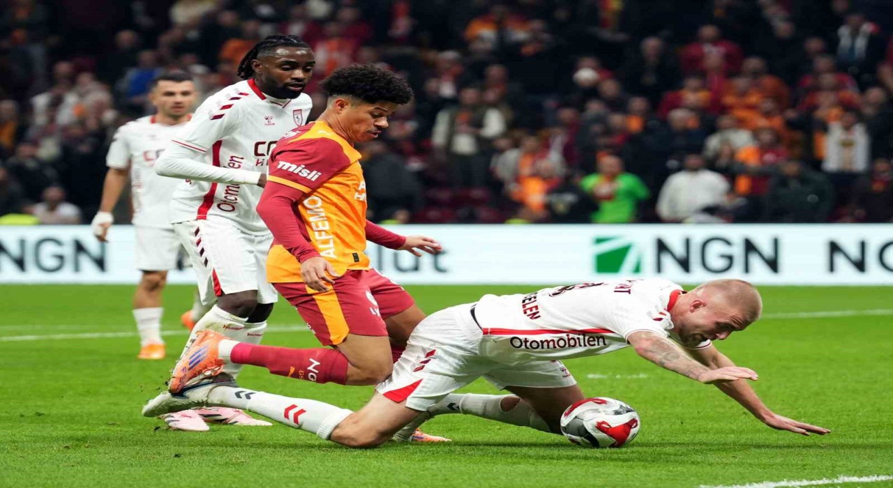 Trendyol Süper Lig: Galatasaray: 2 - Samsunspor: 0 (İlk yarı)