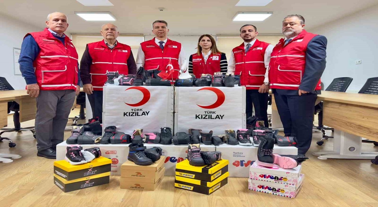 Türk Kızılay Manisadan kışlık ayakkabı kampanyası