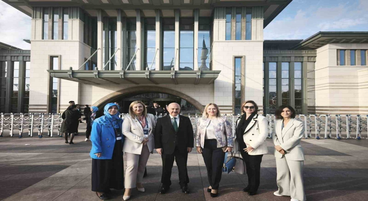 Türk Tıp Dünyası Kurultayında Kakaçoğluna teşekkür