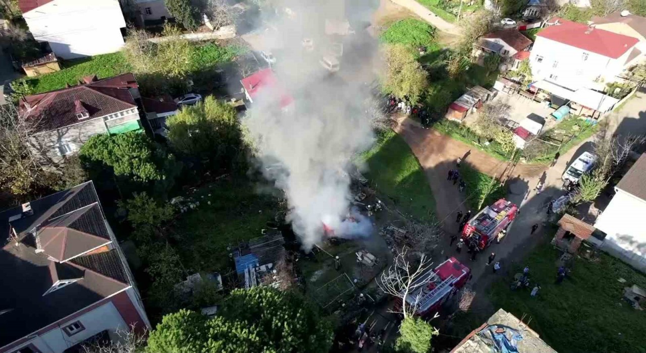 Tuzlada gecekonduda yangın: Alevler gökyüzünü kapladı