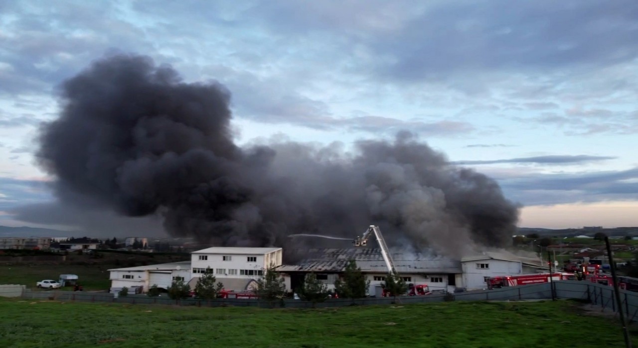Tuzlada kauçuk fabrikasında korkutan yangın
