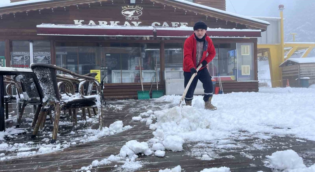 Uludağda kar kalınlığı 10 santimetreye yaklaştı