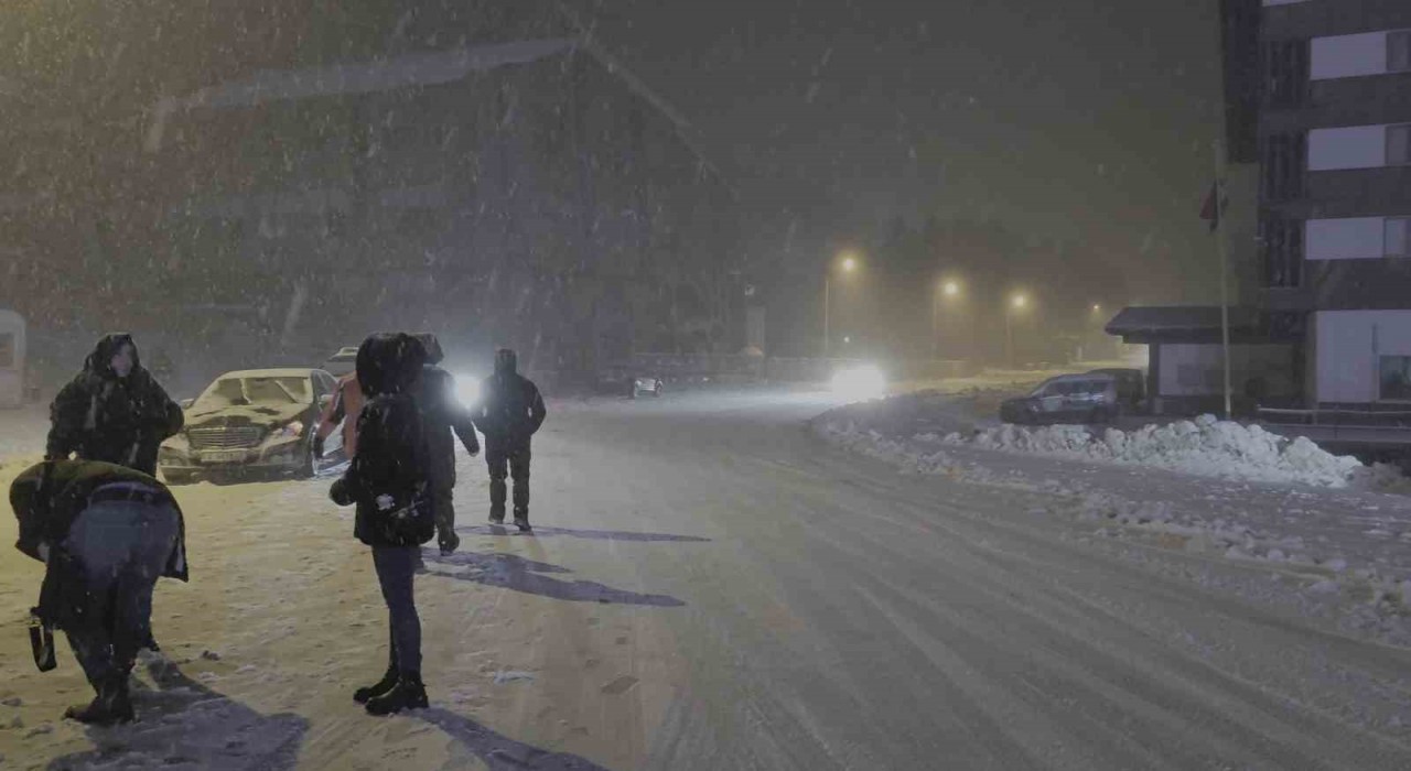 Uludağda yoğun kar var...Ekipler yolların kapanmaması için aralıksız çalışıyor