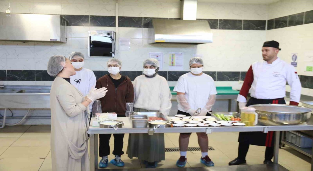 Üniversite öğrencileri Eskişehirin yöresel lezzetleri için mutfağa girdi