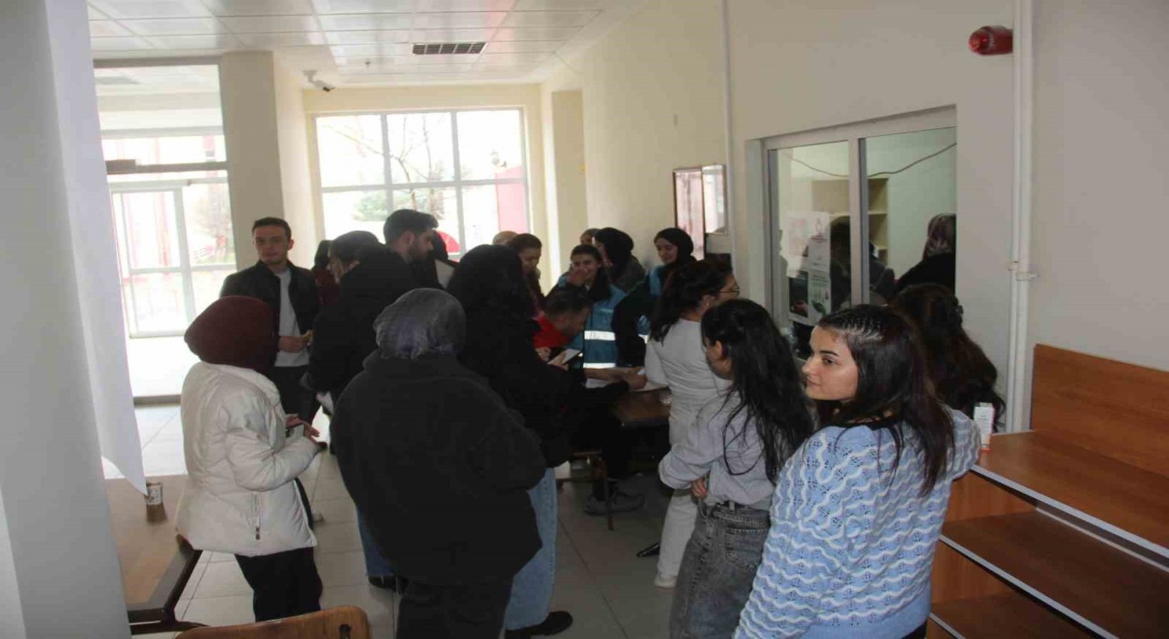 Üniversite öğrencileri kan bağışı için sıraya girdi