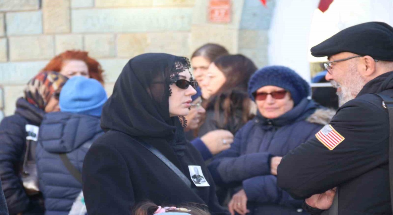 Ünlü oyuncu Burcu Özberkin dedesi son yolculuğuna uğurlandı