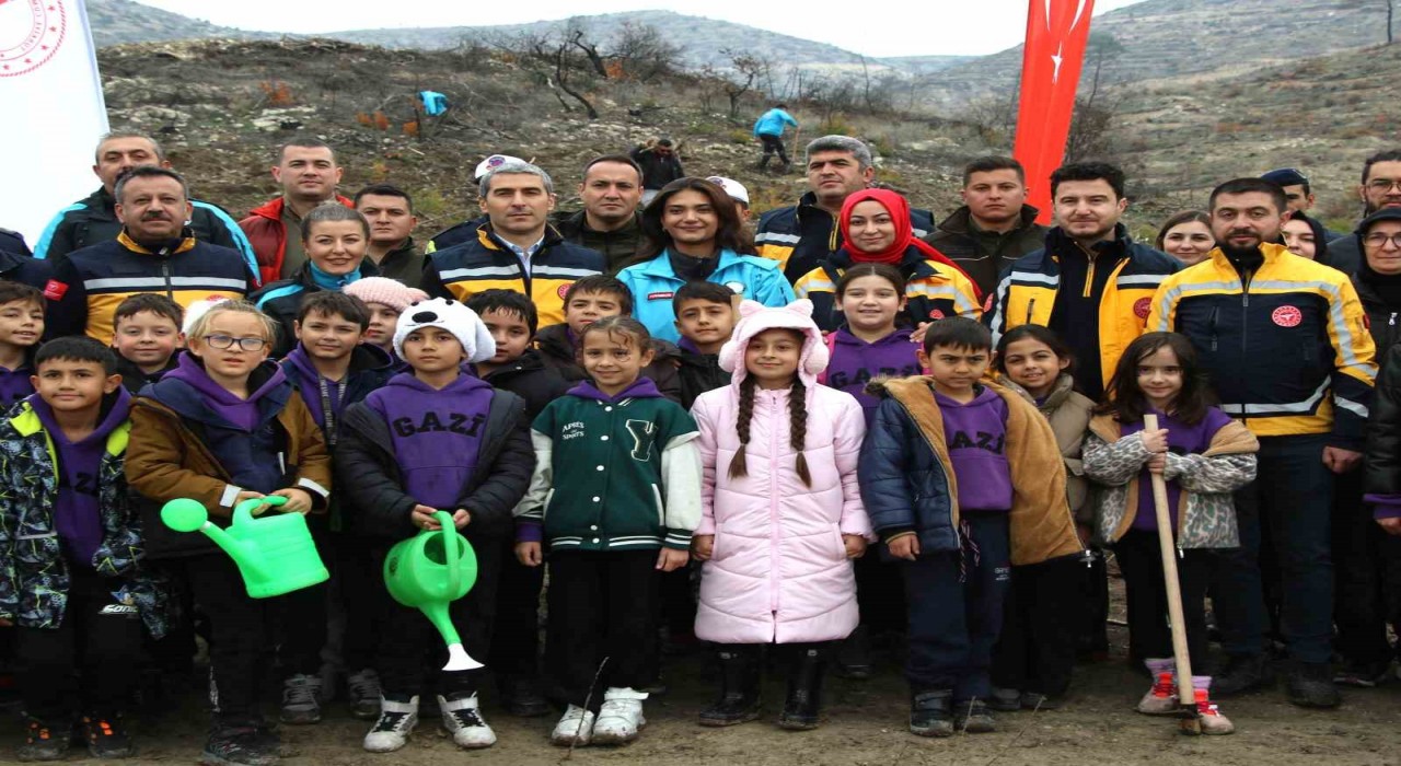 Uşakta Acil Sağlık Hizmetleri Haftasında fidanlar toprakla buluştu