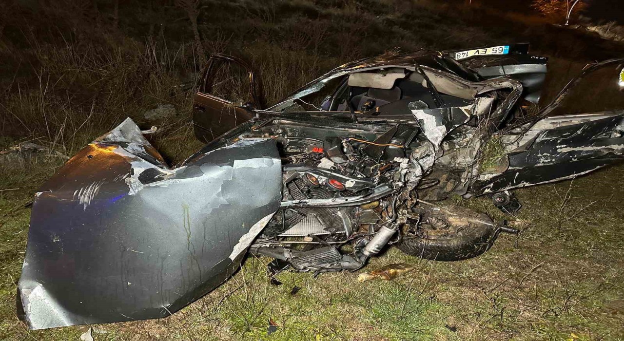 Uşakta otomobil şarampole devrildi: 2 ölü, 1 yaralı