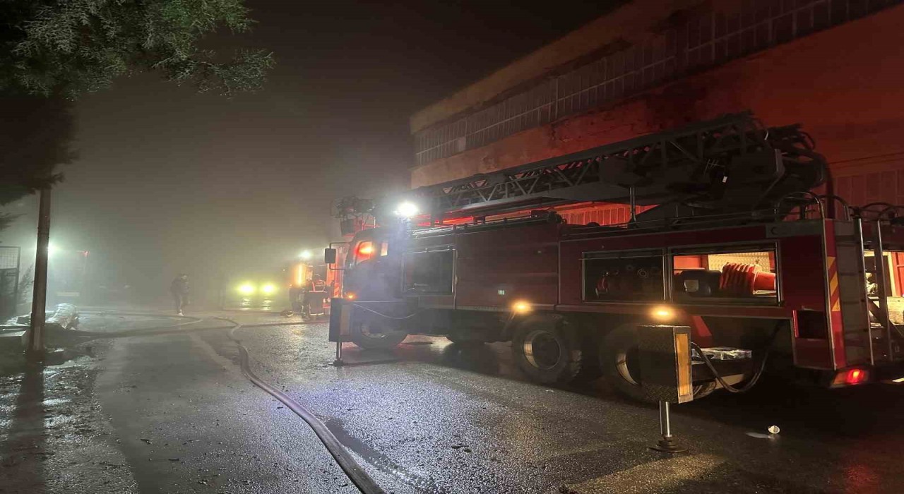 Uşakta poşet fabrikasında çıkan yangın söndürüldü