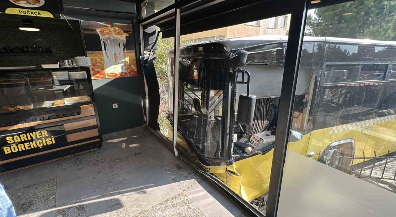 Üsküdarda İETT otobüsü börekçiye daldı: 4 yaralı