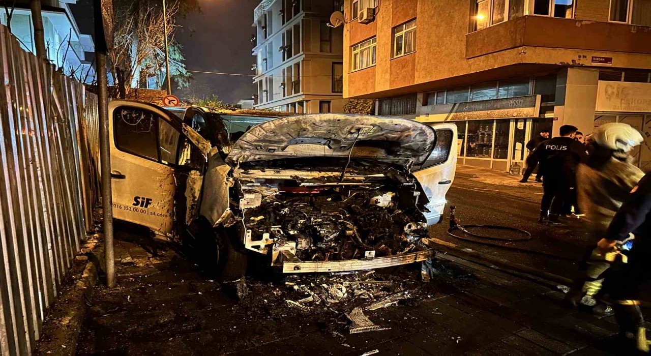 Üsküdarda park halindeki araç alev alev yandı: O anlar kamerada