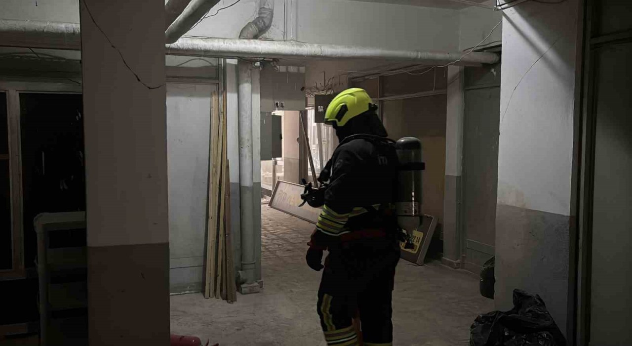 Üst katları otel olarak kullanılan iş merkezinde çıkan yangın ekipleri harekete geçirdi