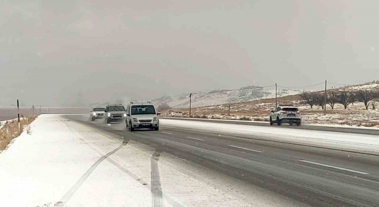 Van-Özalp yoluna dolu yağışı