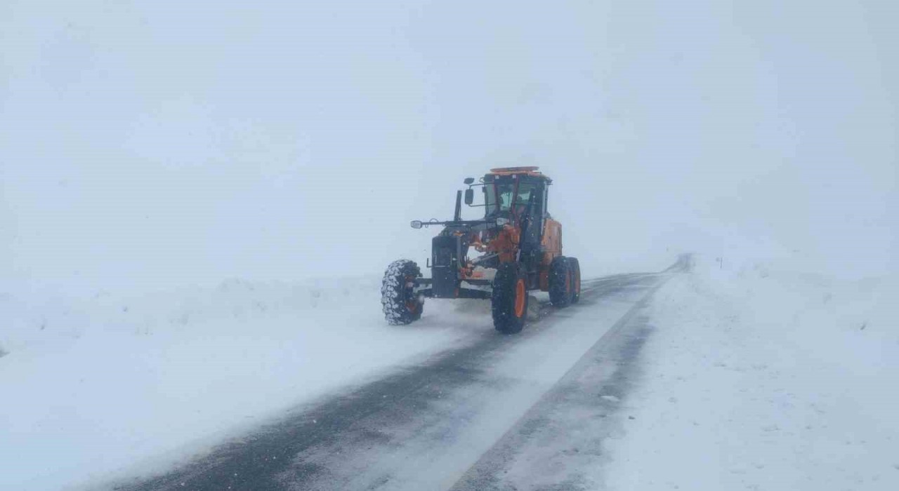 Vanda 28 yerleşim yerinin yolu ulaşıma kapandı