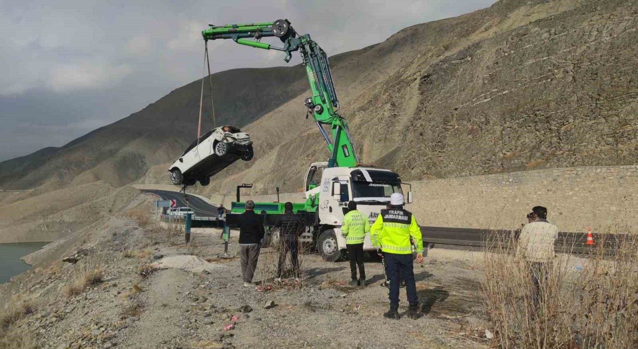 Vanda 3 gence mezar olan otomobil, sudan çıkarıldı