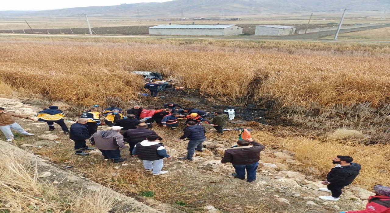 Vanda araç bataklığa uçtu: 5 yaralı