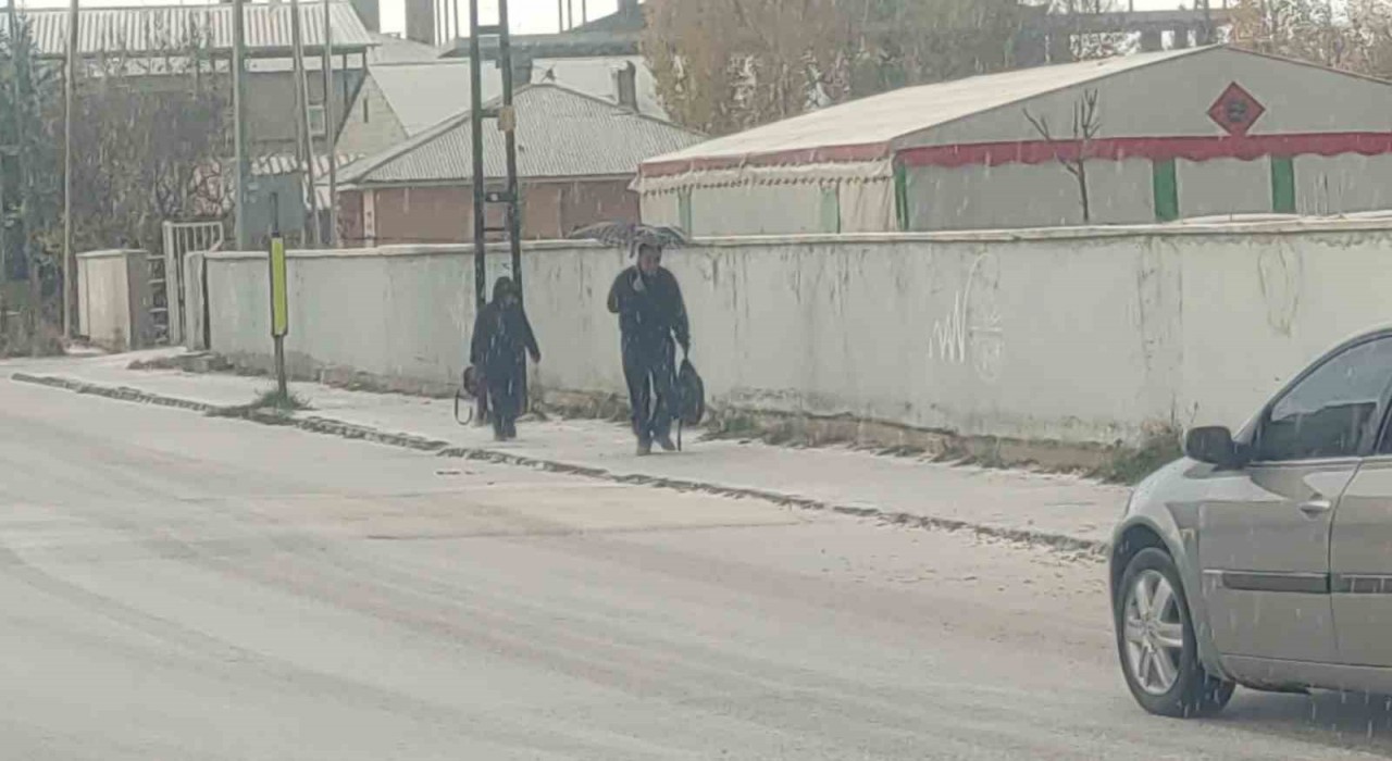 Vanda dolu yağışı şehri beyaza bürüdü