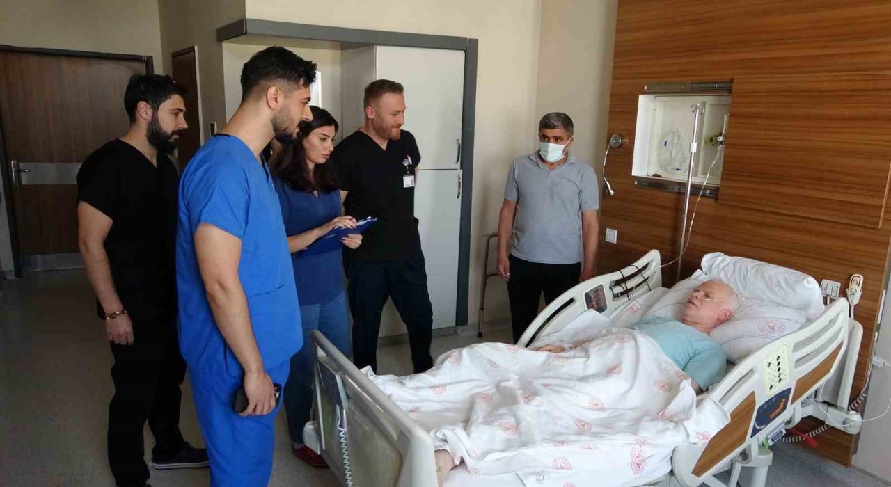 Vanda ölümcül damar yırtığı 15 kişilik ekip tarafından ameliyat edildi