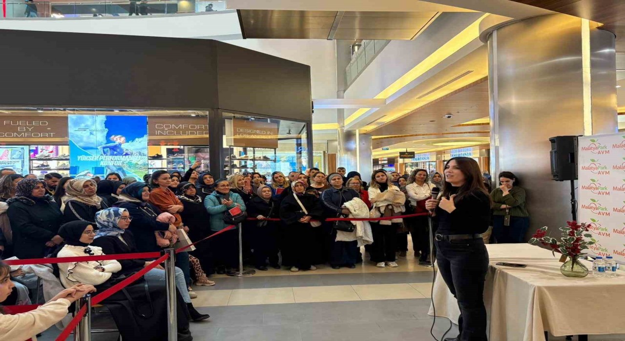 Yazar Dilek Cesur MalatyaParkta okurlarıyla buluştu